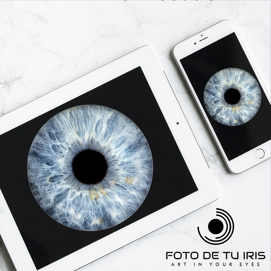 Imagen promocional de la tarjeta regalo para fotografía de iris para 1 persona. Muestra el archivo digital del iris visualizado en un smartphone, listo para entrega inmediata tras la compra. Ideal para ilustrar el producto digital de Foto de tu Iris.